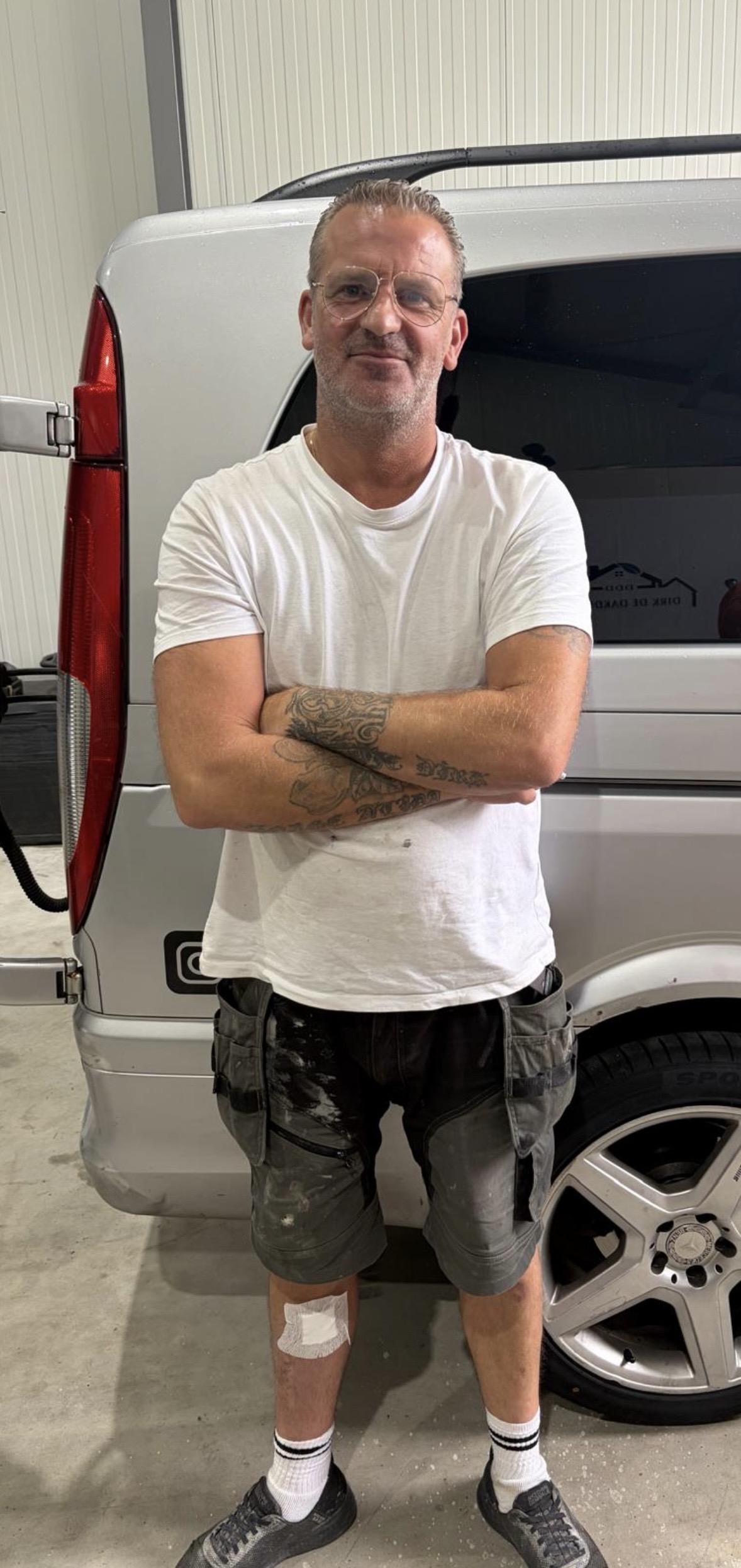 Gerrit in wit T-shirt bij de werkbus